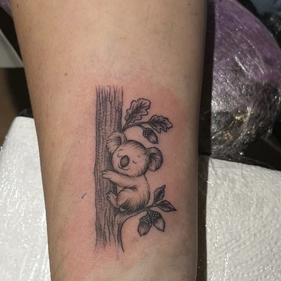Tattoo-schlafender-Panda-auf-einem-Baum