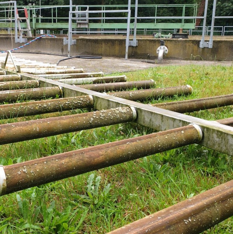 Alte Belüfter werden vom Taucher geborgen