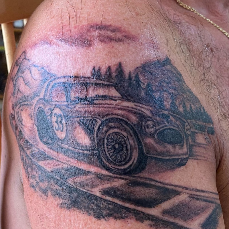 Tattoo-schulterkugel-Rennwagen