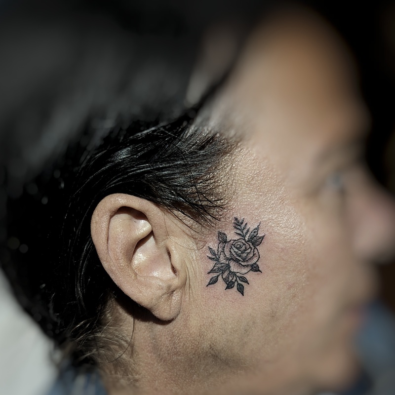 Tattoo-RoseVormOhr