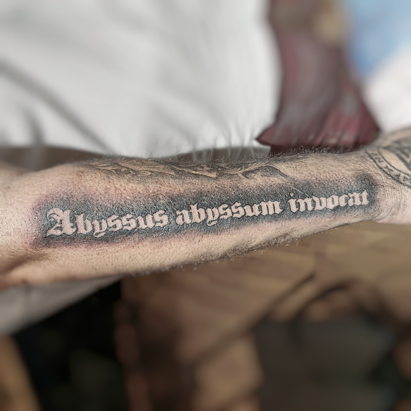 Tattoo-schlafender-Panda-auf-einem-Baum