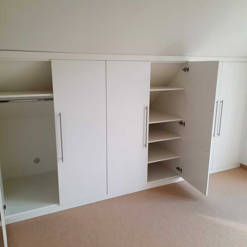 Winbauschrank weiß mit Einlegeböden