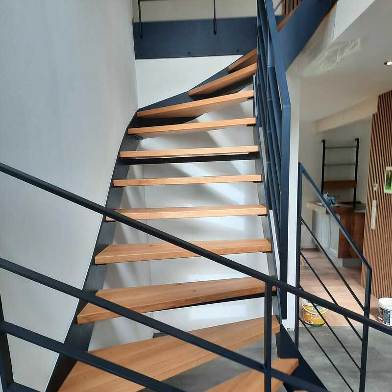 Treppe modern schwarz