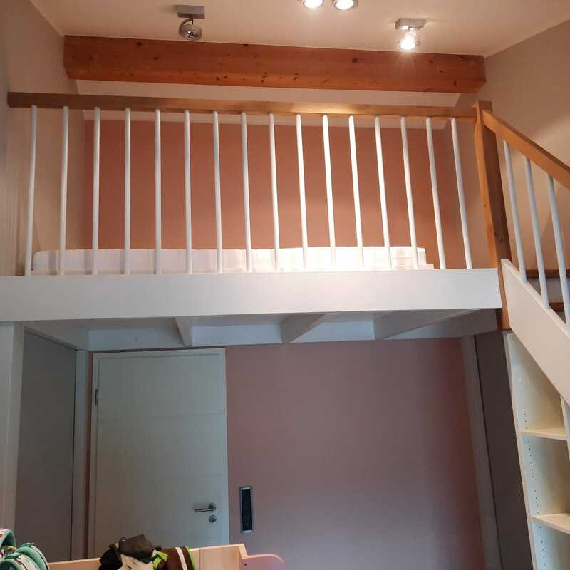 Innenausbau Treppe mit Schrank oben