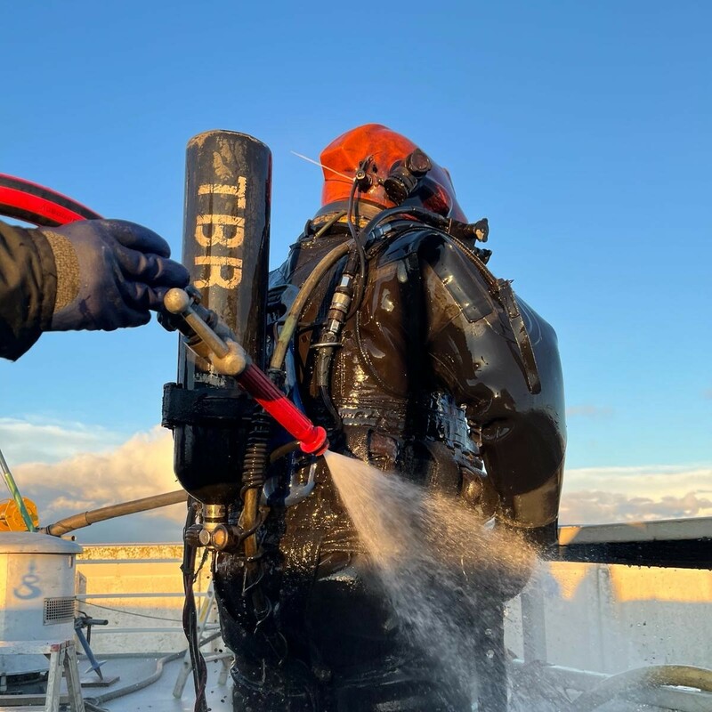 Reinigen der Tauchausrüstung