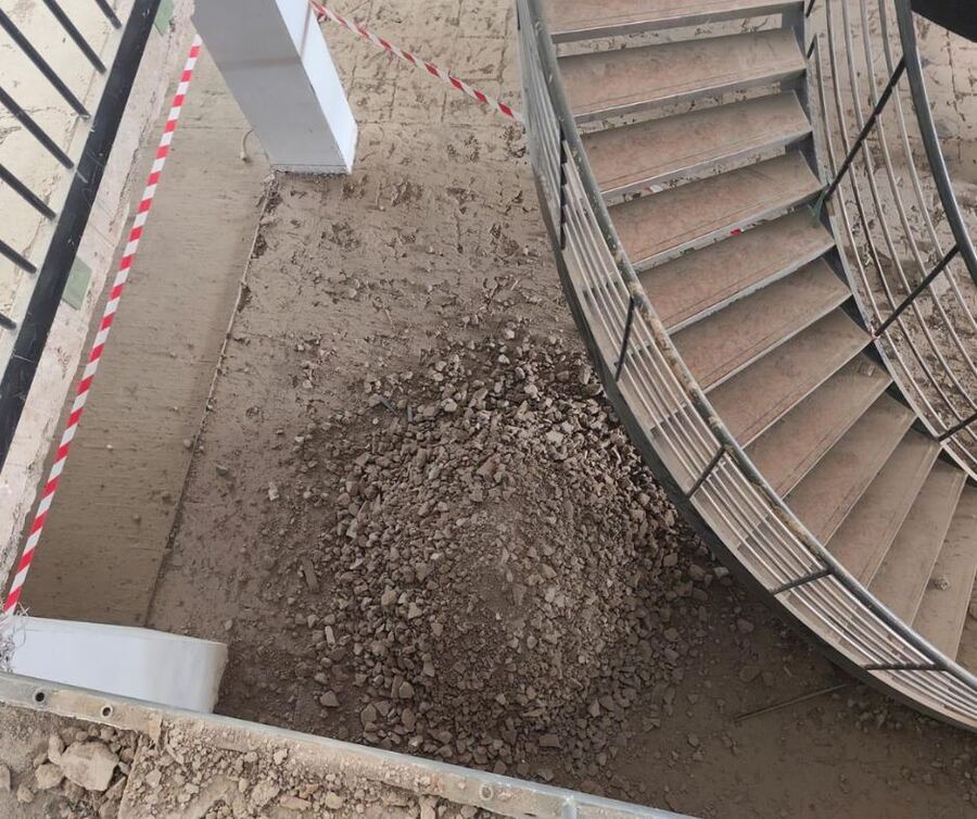Entkernte Stadtvilla — Bauschutt neben der Wendeltreppe