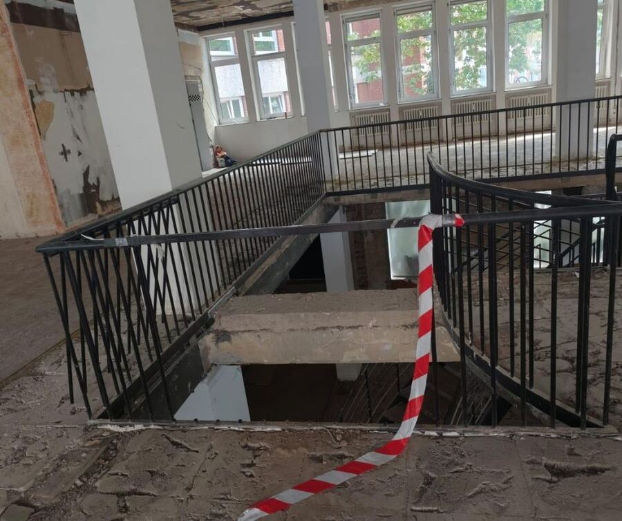 Geöffnete Decke und Treppenhaus während der Entkernung