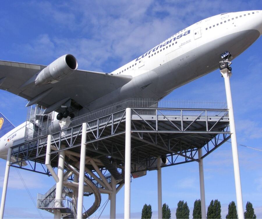 Flugzeugdock einer Boeing 747 — Bauart der demontierten Wartungshalle