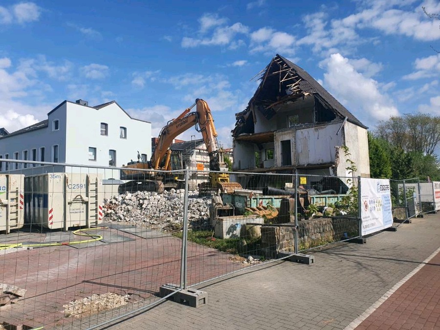 Bagger beim Abbruch eines Wohnhauses