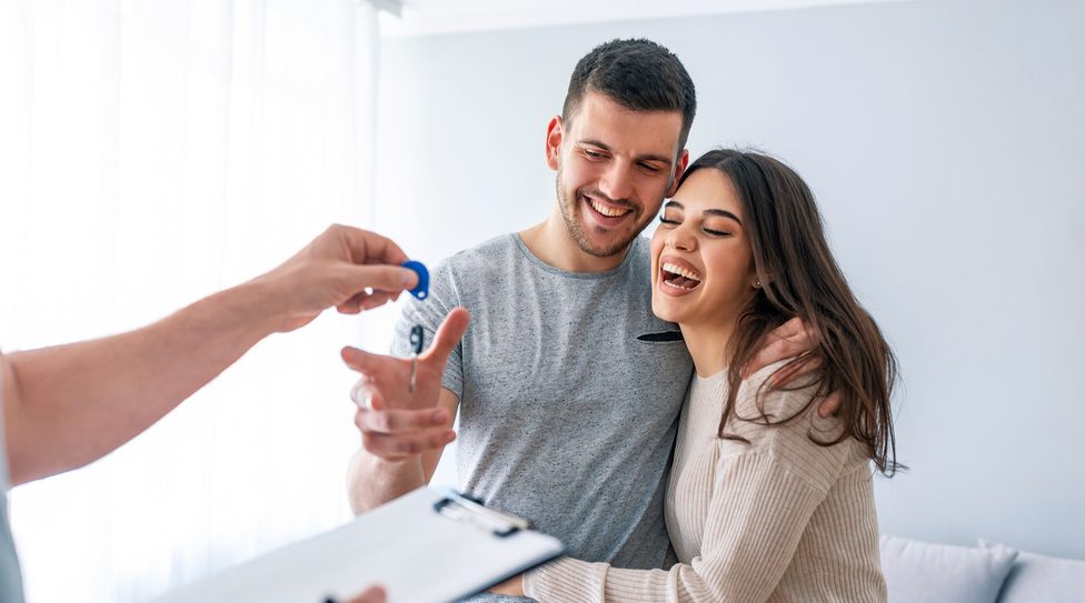 Schlüsselübergabe für eine neue Wohnung